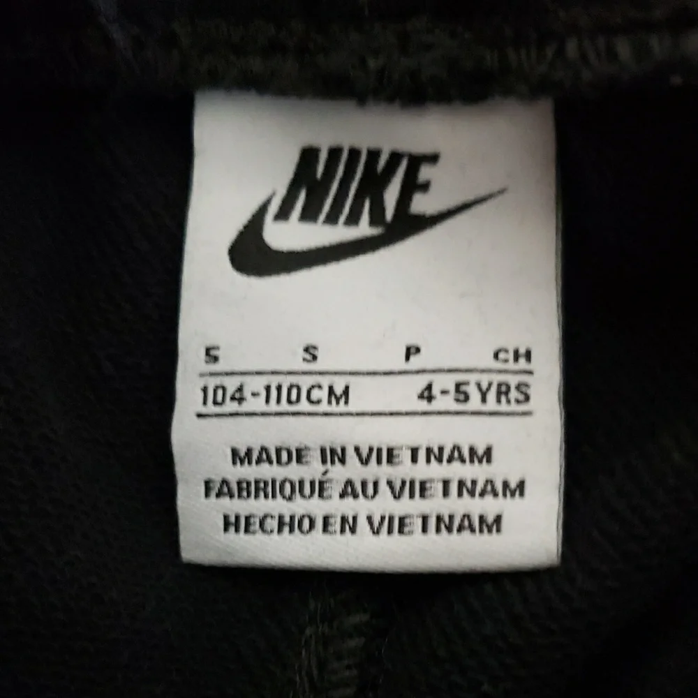Nike T-Shirts in Gray, Black, and Red with Green Kid's 4-5 5‎ Tee's /Shorts (6)